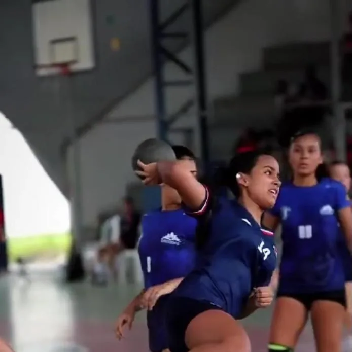 Jogo de handebol feminino na quadra coberta, durante os JEPS