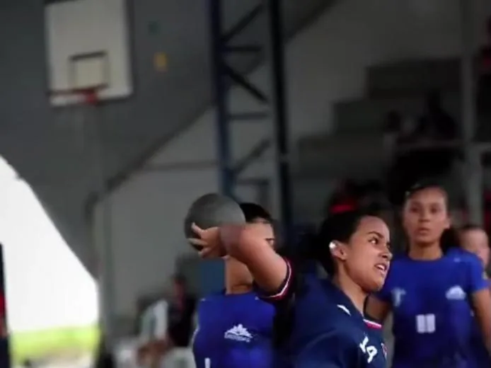 Jogo de handebol feminino na quadra coberta